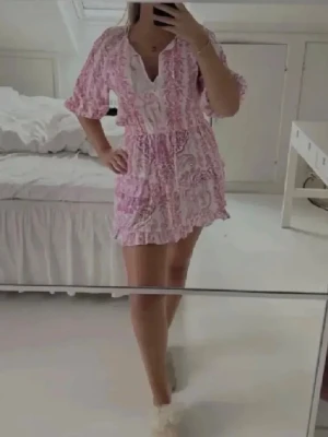 Zara klänning - Säljer denna superfina och somriga klänning från Zara💗 se bilder för några trådar som sticker ut.💗💗