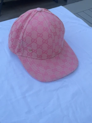 Rosa keps - Säljer min rosa keps i bra skick utan defekter.