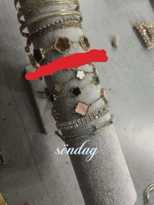 Guldöverdrag  - Fina guldöverdrags armband som inte färgar av sig om man vill köpa alla dem blir det 200kr men om man ska köpa en o en är det ett annat pris beroende på vilket armband det är