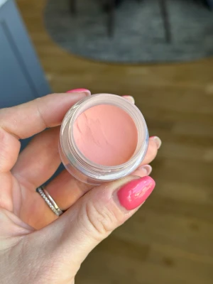 DIPSY Dip Powder i persikoton - DIPSY Dip Powder i en snygg persikofärgad nyans. Kommer i en rund glasburk med guldfärgat lock. Perfekt för att skapa trendiga och hållbara naglar med en mjuk, matt finish. Pulvret är lätt att applicera och ger ett jämnt resultat. Endast testad 