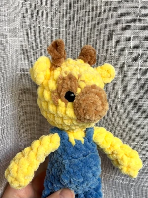 Giraff 🦒  - Virkad giraff i hängselbyxor, virkad av mig 🥰