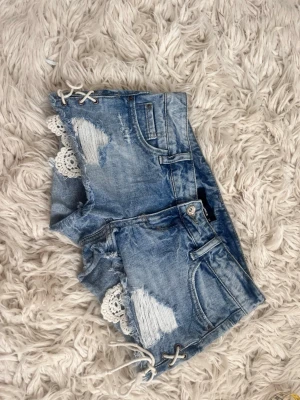 Lågmidjade shorts med snörning och spetsfixkor  - Midja ca 38 se fler mått på bild