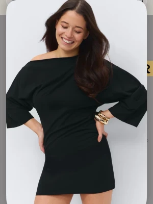 Svart offshoulder kortklänning - Ungefär en poncho klänning, kort så m passar ungefär som S 