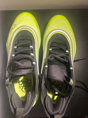 Adidas D.O.N. Issue 6 basketskor - Fräscha basketskor från Adidas i limegrönt och svart med silverfärgade detaljer. Skorna har använts ungefär 10 gånger. En av skorna har en liten fläck som säkert går att ta bort. Jag vill sälja dessa skor på grund av att de inte passar mig längre. Jag har inte lådan eller kvittot kvar. Skorna passar dig med både storlek 44 och 43