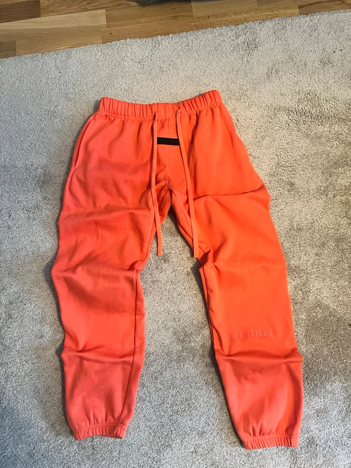 Orange mjukisbyxor från Essentials