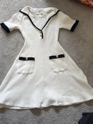 Preppy Zara white dress - Perfekt för en chic och stilren look. Använd 2 gånger. Tråden på en utav knapparna är något lös som går att fixa till. M passar S