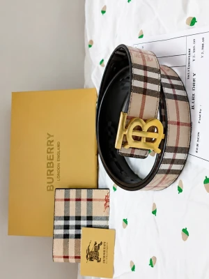 Burberry två sidig bälte med ask och kvitto guld buckel - Säljer en beige originalask från Burberry London England med guldig logga på locket. Asken är rektangulär och levereras med tillhörande certifikat, perfekt för förvaring av accessoarer eller som presentförpackning.