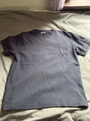 Grå t-shirt från C.P. Company - Säljer en baggy t-shirt, märket C.P Company. Använt fåtal gånger och har inga defekter. Skriv vid några frågor!