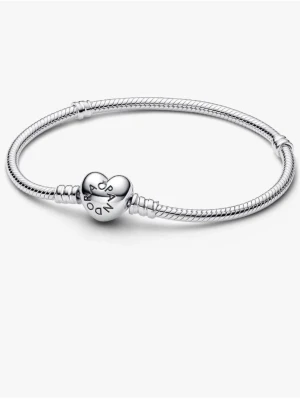 Pandora silverarmband med berlocker - Snyggt silverfärgat armband från Pandora med flera detaljerade berlocker, bland annat hjärtan, blommor och lotusblomma. Armbandet har en hjärtformad låsdel med Pandora-loggan och är gjort i metall. Perfekt för dig som gillar personliga smycken och vill sticka ut. Är ej säker på storleken. 