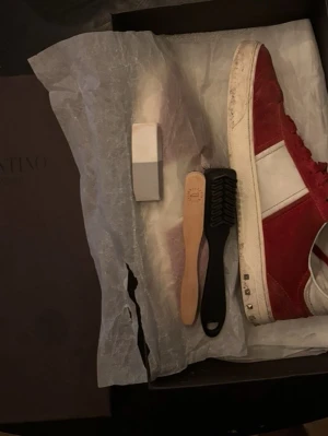  Valentino flycrew  - Säljer ett på feta valentino flycrews, skorna är för små för mig det är därför jag säljer dem . De har varit ett hål på ena sidan men de är borta, har limmat ihop skon. Skriv t mig för fler bilder!!