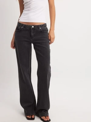 Jeans med låg midja  - Säljer ett par jeans med låg midja och har dragkedje- och knappstängning. De har en femficksdesign och vida ben.