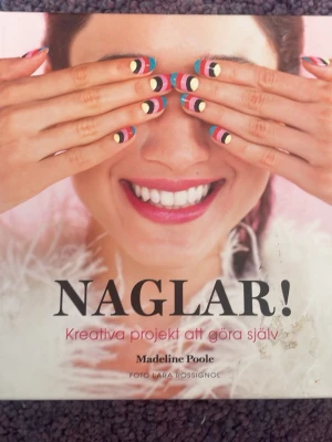 Bok, ”Naglar! Kreativa projekt att göra själv” av Madeleine Poole - ”Naglar! Kreativa projekt att göra själv” är en bok av Madeleine Poole där det finns massa olika nagel designer och steg-för-steg förklaringar hur du ska göra. Boken är inbunden, av förlaget Norsteds💓