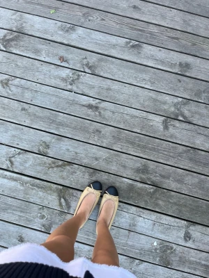 Ballerina skor - Sååå fina ballerina skor i storlek 38, men passar även 37 skulle jag säga🫶🫶 Skric vid mått, intresse och även andra frågor. Aldrig använda!! ❤️❤️