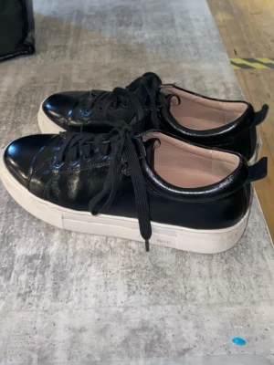 Svarta sneakers från Vagabond - Svarta skor från Vagabond, använda ungefär 3/4 gånger i storlek 38.