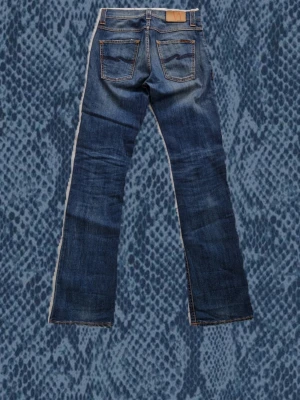 Nudie Jeans bootcut - Ett par vintage Nudie Jeans med modellen Bootcut Barry, en av de fetare bootcut modellerna från Nudie! Storlek: W29 (passar W30) L32 Mått (+/- 1cm): Midja: 37cm  Benlängd: 107cm  Innerbenslängd: 80cm  Benbredd vid slutet: 20cm