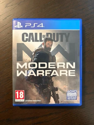 Call of Duty: Modern Warfare PS4 och 5 - Säljer Call of Duty: Modern Warfare till PlayStation 4 och 5. Spelet kommer i ett blått plastfodral med originalomslag och skiva. Omslaget har en soldat i fokus och spelet är PEGI 18+. Perfekt för dig som gillar action och FPS.
