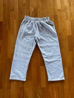 Gråa baggy mjukisbyxor  - Tjena, jag säljer della lite lösare mjukisbyxorna eftersom dom inte passar mig. Dom har inga fel alls!  Dom är i storlek M  Nästan oanvända  Grå  Modell - Baggy  De är ifrån new yorker/FSBN  Hör av dig om du undrar något så löser vi det!