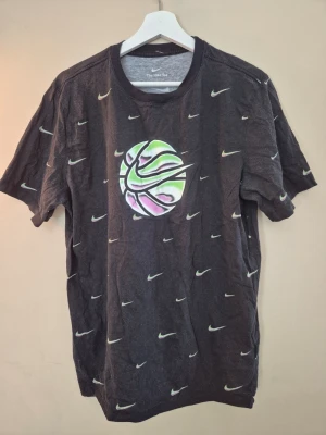 Svart Nike t-shirt med baskettryck - Nike T-shirt med tryck 