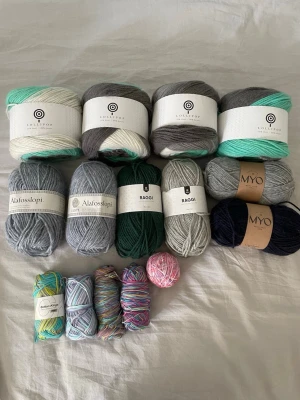 Garn  - Säljer ett blandat garnpaket med flera nystan från Lollipop, Alafosslopi, Raggi, cotton kings och MYO. Materialet är främst ull, akryl och bomull. Perfekt för stickning eller virkning, både enfärgat och flerfärgat. Skriv till mig här för att köpa bara en eller några av nystanen. Priset är för alla garn så om du endast vill köpa ett så diskuterar vi fram ett nytt pris. Skriv även om du vill ha bild på baksidan av garnerna där det står material, tjocklek och tvättråd. 💞 