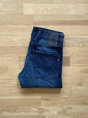 Replay Anbass - Replay jeans | Skick 9 | Nypris 1200kr mitt pris endast 449kr! | Storlek: W28 L32 | Priset är ej hugget i sten! 🪨 | Hör av dig vid minsta fråga eller fundering!📩