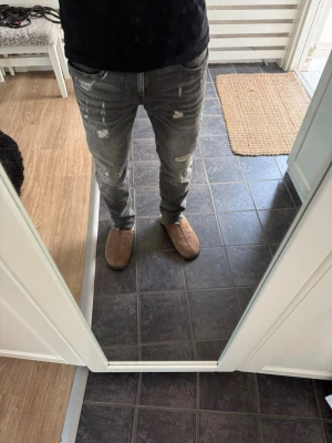 Replay anbass slim fit - Hej, säljer nu dessa riktiga snygga jeansen från Replay i storlek w30 L32 i riktigt bra skick, modellen på bilden är 178 och väger 68kg och är lite för stora!