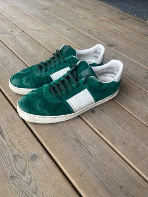 Valentino flycrews  - Valentino flycrews i storlek 44,5, använt skick har en del defekter men går att fixa hos en skomakare!