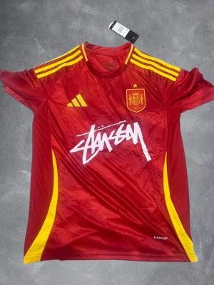 Spanien Stussy fotbollströja - Ny med prislappar.