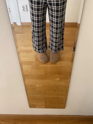 Rutiga pyjamasbyxor i svart och vitt - Säljer ett par pyjamasbyxor med klassiskt rutigt mönster i svart och vitt. Byxorna har rak passform och är perfekta för chill hemma. Mjukt och bekvämt material som passar för mysiga kvällar. de är varsamt använda och har väldigt fint skick!!❤️