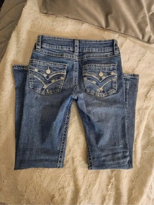 Lågmidjade blå jeans, gina tricot - Snygga low-waist bootcut blå jeans från Gina Tricot i storlek 152. I använt skick, men har inga större hål eller skador. Nypris 399 kr. OBS. det finns en liten slitning på ena fickan, som knappt syns. 💓