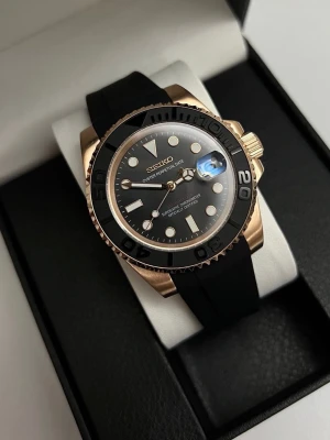 Seiko Yachtmaster Mod Rubber Strap ‘Rose Gold/Black’ 40 - -Movement: NH35 Seiko (3-year warranty included) -Case Size: 40mm -Water Resistance: 100m -Crystal: Sapphire Glass -Lume: Super Lume -Strap: Rubber strap