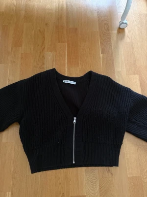 Stickad tröja med dragkedja - Jätte fin stickad tröja med dragkedja från Zara. Den är i storlek M men skulle säga att den kan passa S med. Koftan är lite nopprig men annars i väldigt bra skick. 🥰