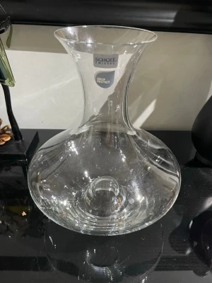Karaff i glas från Schott Zwiesel - Stilren karaff i klart glas från Schott Zwiesel med bred botten och smal hals. Perfekt för att lufta vin eller servera drycker. Märkt med 'Drop Protect' för extra skydd mot droppar. Elegant design som passar på middagsbordet.