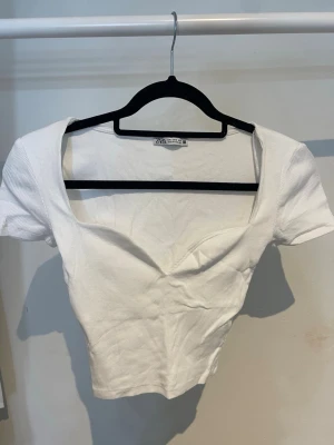 Vit topp - En vit kortärmad topp från Zara, storlek S. 