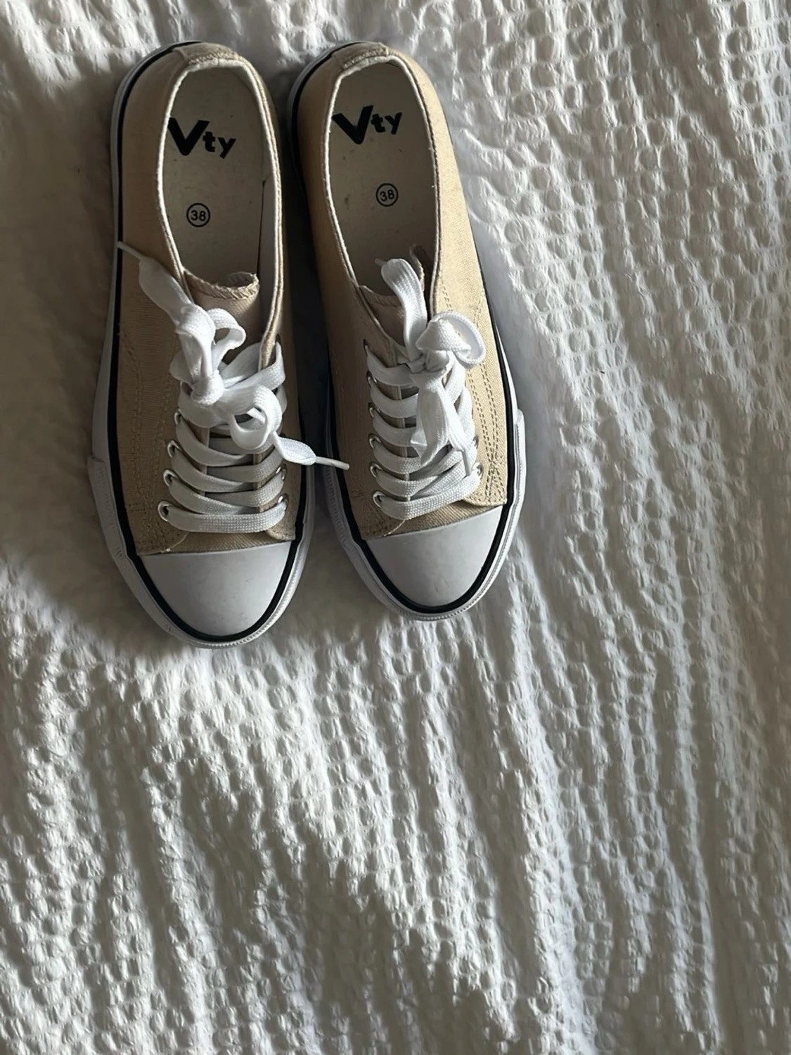Beige sneakers från Vty - 1