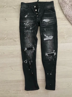 svarta dsquared2 jeans  - tjena, säljer ett par riktigt feta svarta dsquared2 jeans. de är storlek 44 i dsquared2 storlek vilket motsvarar ungefär W29-30 L31-32. jeansen är slim vilket gör att de sitter mycket bättre. det är bara att skriva ifall du har någon fråga eller fundering🤩