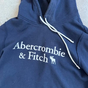 Abercrombie & fitch hoodie - Helt okej skick! Strl L men sitter som S. Finns dock färg på den men men inget som man tänker på så 