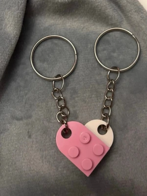 Nyckelring legobitar hjärta legohjärta bästa vänner  - Ett gulligt par nyckelringar med var sin legobit som tillsammans bildar ett hjärta! Fint att dela med sin bästis, partner eller någon annan som betyder mycket. Varje legobit är ca 2 x 1,5 cm och hela nyckelringen är ca 6,5 cm lång.