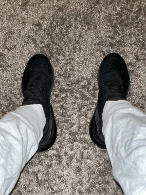 Svarta Nike Air Max sneakers - Kommer inte med låda. Säljer ett par Nike 270 skor perfekt till träning eller bara att gå i. KAN SÄNKA PRISET VID SNABB FÖRSÄLJNING!!!!!!!  