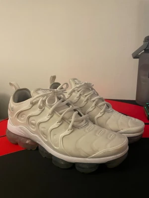 Nike Vapormax Plus - Säljer ett par vapormax plus i vit färg. Skick på dem är lätt 9/10 då jag tagit väll hand om dem