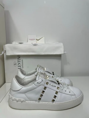 Valentino Rockstud Skor - Säljer nu dessa Valentino Rockstud Skor med ett nypris på 7 700 kr!, skriv för fler bilder/frågor🙌🏼 
