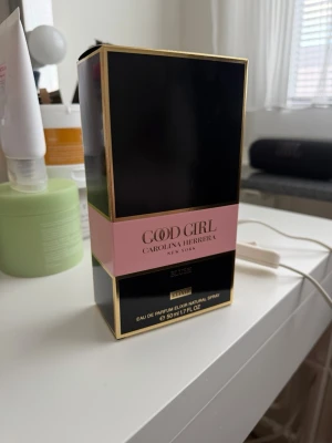 Good Girl Blush parfym 50ml - Good Girl Blush från Carolina Herrera är en Eau de Parfum Elixir i en elegant svart och rosa förpackning med gulddetaljer. Flaskan rymmer 50 ml och har en lyxig design som känns modern och trendig. Perfekt för dig som gillar exklusiva dofter.