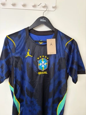 Brasilien fotbollströja VM 2026 - Trendig Brasilien Fotbollströja inför VM 2026. Medkommer original förpackning, skriv privat vid frågor!