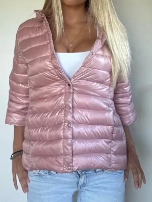 Herno liknande jacka  - Snygg Herno liknande jacka i fin rosa färg från calliope. Storlek M men passar S och är perfekt för sommarkvällar eller mot hösten💓Jätte fint skick! tryck köp nu! 