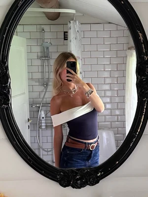 off shoulder topp design by si  - off shoulder topp från design by si i modellen maisy. storlek xs/s. använd fåtal gånger och i fint skick. skriv vid intresse eller frågor 🩷