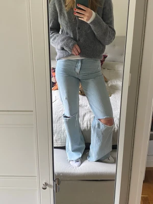 Supersnygga raka jeans från Zara - Säljer mina ljusblå trendiga jeans från Zara. Endast använda ett fåtal gånger!