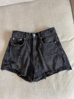 Jeansshorts  - Säljer dessa jeansshorts från Stradivarius i strl 36