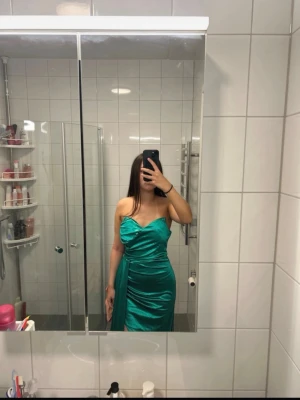 Bal klänning  - Jag säljer en fin bal klänning som jag aldrig har använt eftersom den var för stor för mig. Jag är 165 cm lång och klänningen är storlek M, men den är lite för lång.