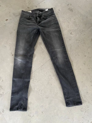 Grå Dondup jeans  - Säljer ett par grå jeans från Dondup med tvättade detaljer