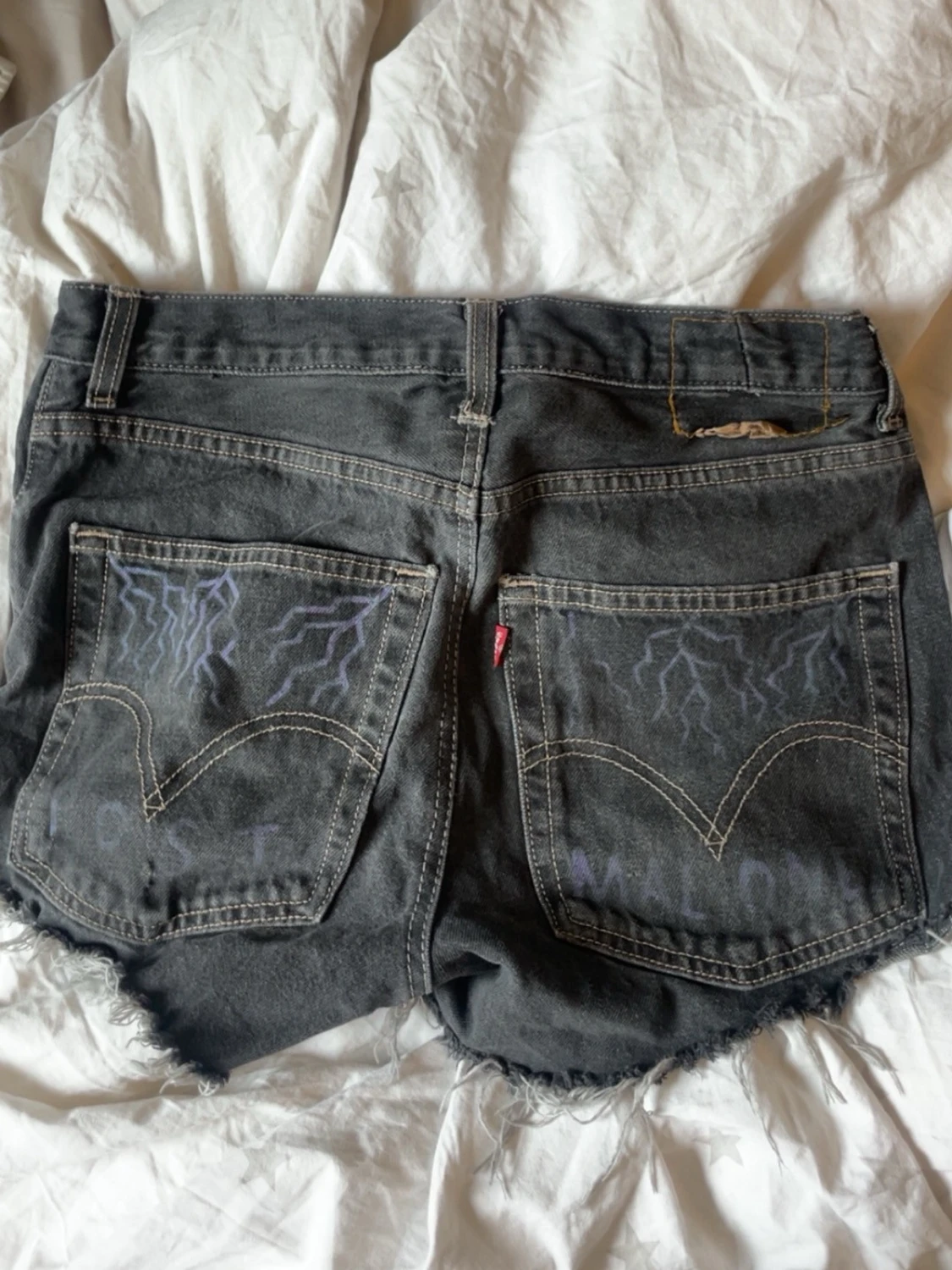 Svarta Levi's jeansshorts med slitningar - 1