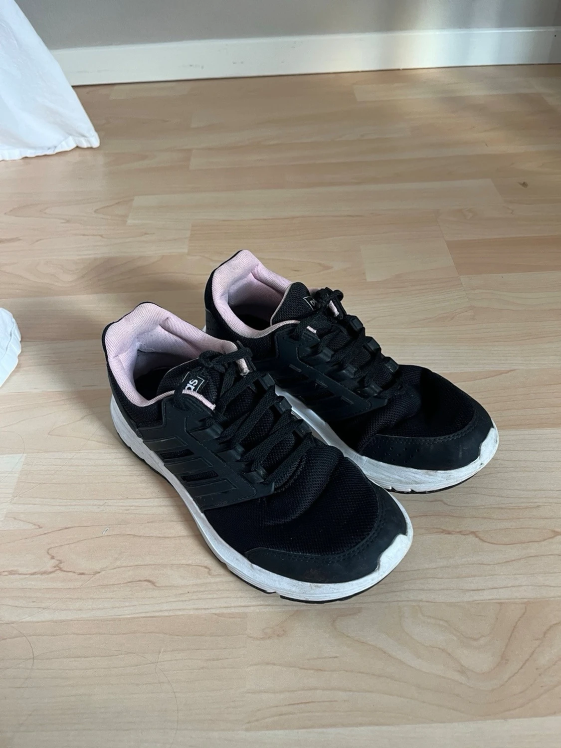 Svarta Adidas sneakers med rosa detaljer